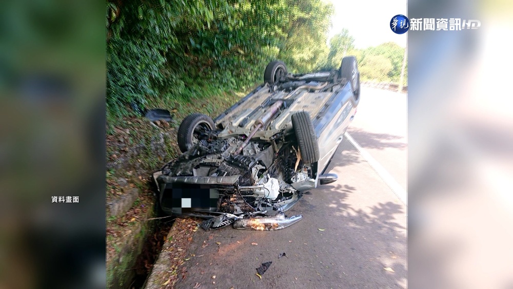 陽光太刺眼! 轎車闖平交道遭森鐵工程車撞