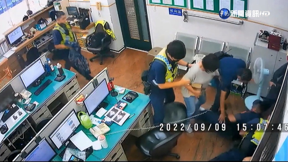 偷錢被逮又伸手偷警槍! 女店員失控與警扭打