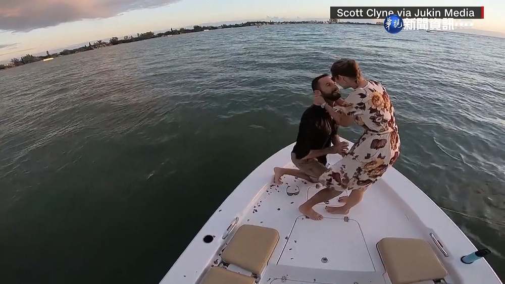 鐵達尼號式求婚掉漆 婚戒落海.男子也落海