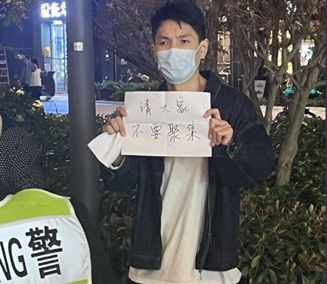 白紙革命遭驅離！機智哥「一秒變合法」 網讚：智商200