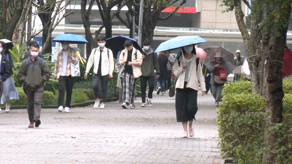 1日戶外口罩解禁！路上多數人仍「戴口罩」網友這樣看