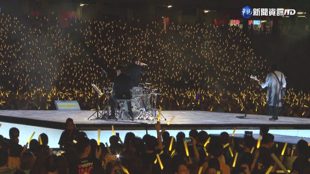 疫情攪局延期3年 天團五月天新加坡開唱