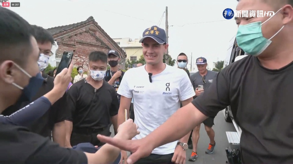 伊登到埔鹽順澤宮還願 大批粉絲擠爆現場