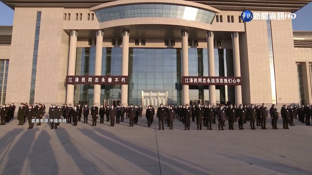 江澤民傳今火化 大量巴士.黑衣民眾聚火葬場