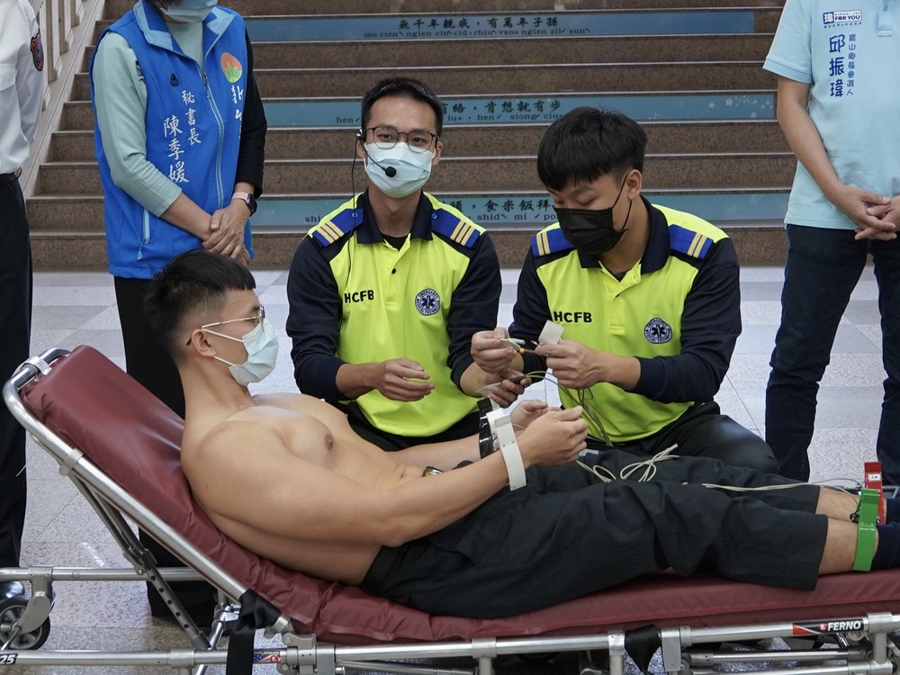 消防猛男示範心電圖機 網友直盯胸肌 本尊正面照曝光