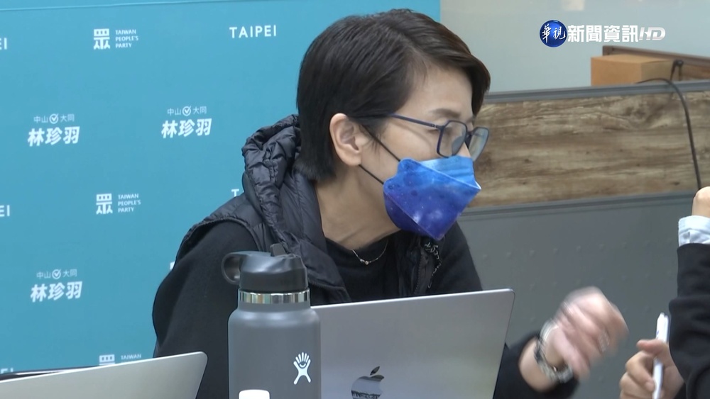 選後重操舊業! 黃珊珊擺桌椅提供法律諮詢