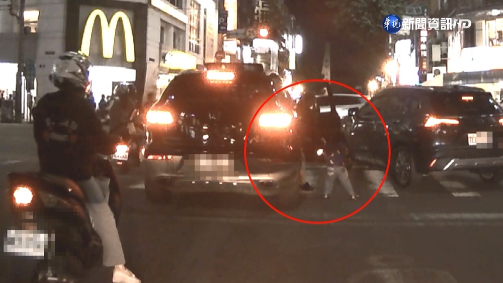 太誇張! 婦人推小孩下車 幼童站馬路嚇哭