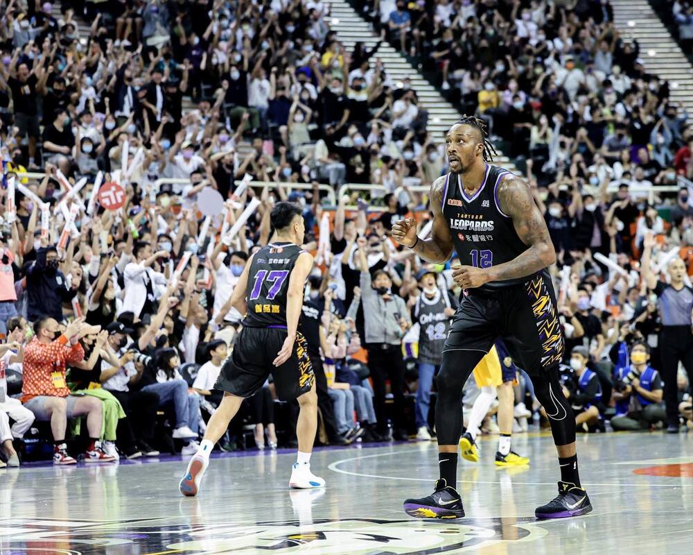 「魔獸」霍華德迎37歲生日 無預警現身校園 全校高唱生日快樂歌