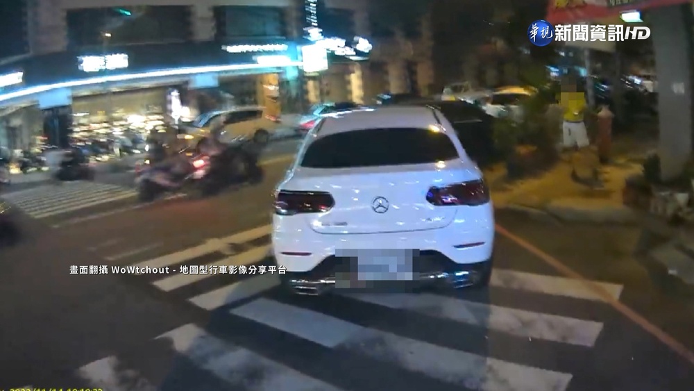 民眾檢舉違停2賓士 遭丟菸蒂還被嗆"無聊"