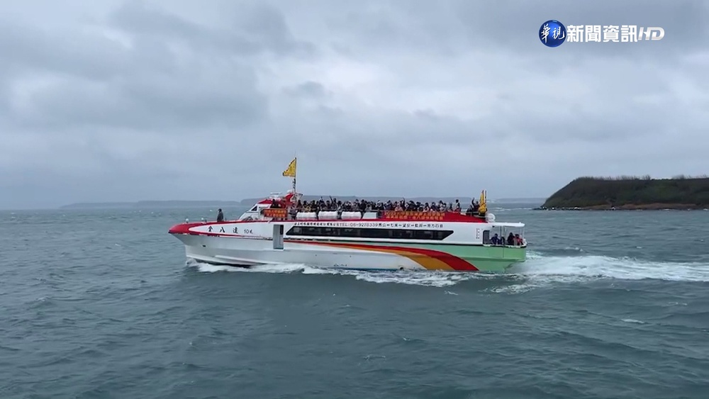 大甲媽跨海遶境澎湖 逾2千信徒頂強風接駕