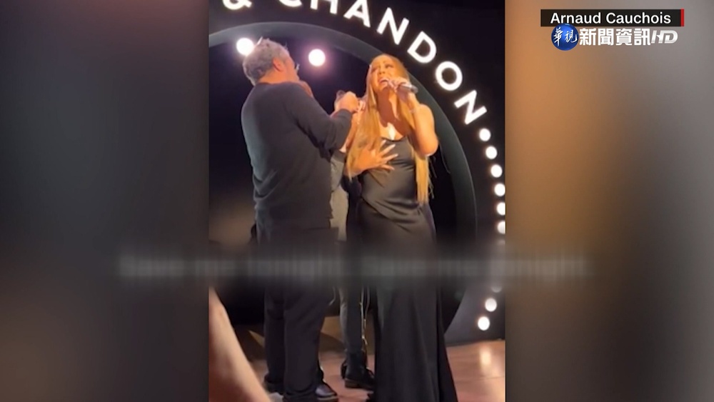 瑪麗亞凱莉服裝又出包! 即興演出化解危機