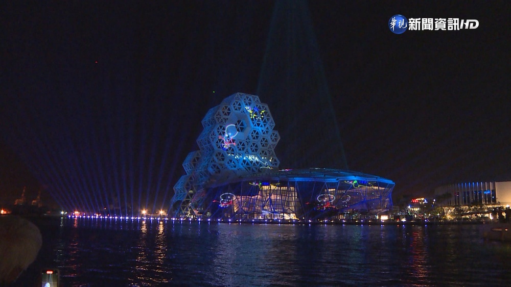 美!愛河灣耶誕燈光秀登場 民眾直呼:好漂亮