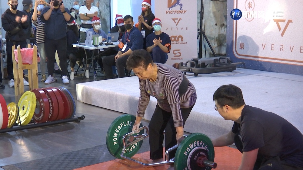 9旬嬤攜曾孫挑戰硬舉! 抗癌鬥士坐輪椅參賽