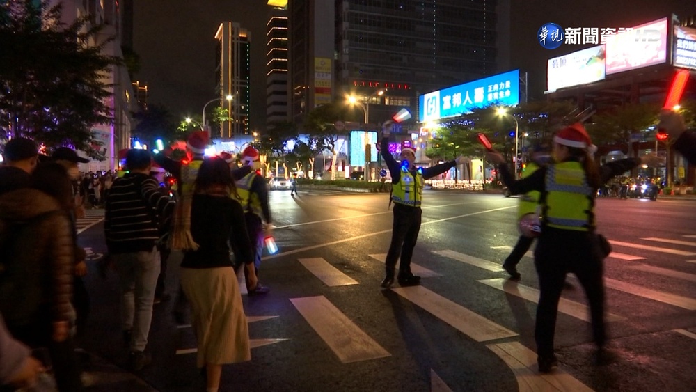 百名警化身"耶誕DJ隊"指揮防踩踏 意外成亮點!