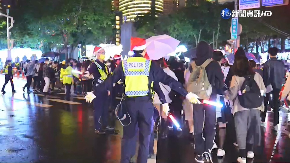 警察"戴耶誕帽"執勤 引發正反兩極論戰!