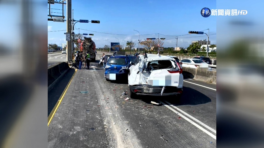 台中"向上路"連環車禍 混凝土車撞5轎車