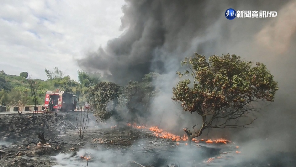 南投荔枝園大火 廢棄輪胎燃燒釀濃煙爆炸聲
