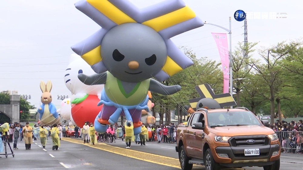 睽違2年!"大氣球遊行"回歸 雪鈴兔領軍踩街