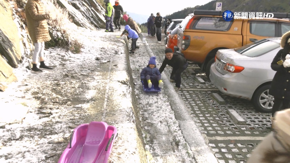 合歡山降"初雪" 遊客歡呼:終於下雪了!