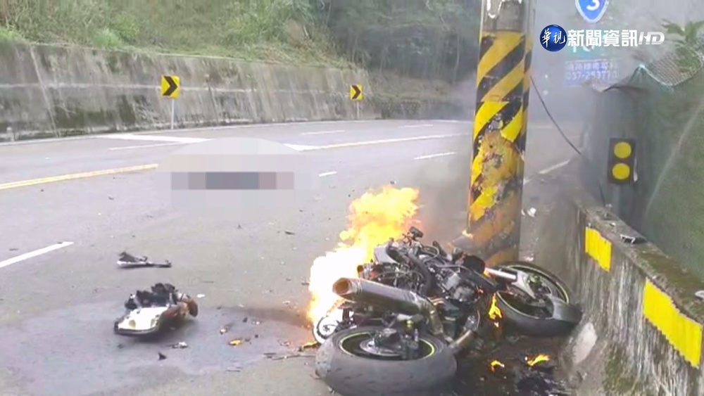 台3線重機撞電桿起火 騎士慘摔手腳骨折