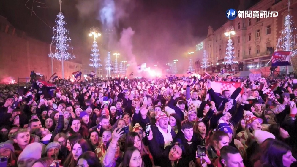 載譽歸國! 克羅埃西亞球迷點燃粉紅煙霧彈