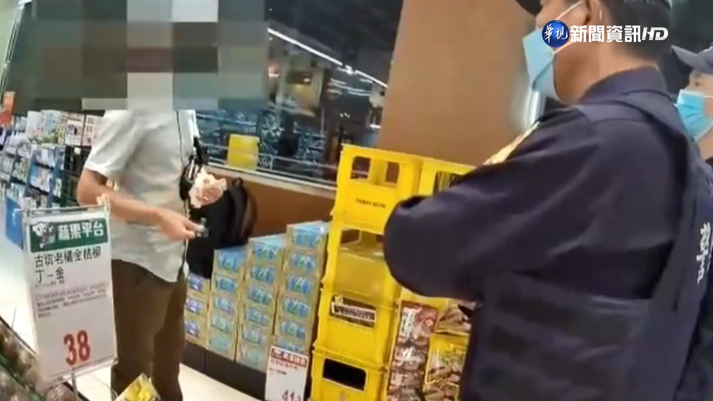 逛賣場突遭7警包圍搜身 男控警非法盤查!