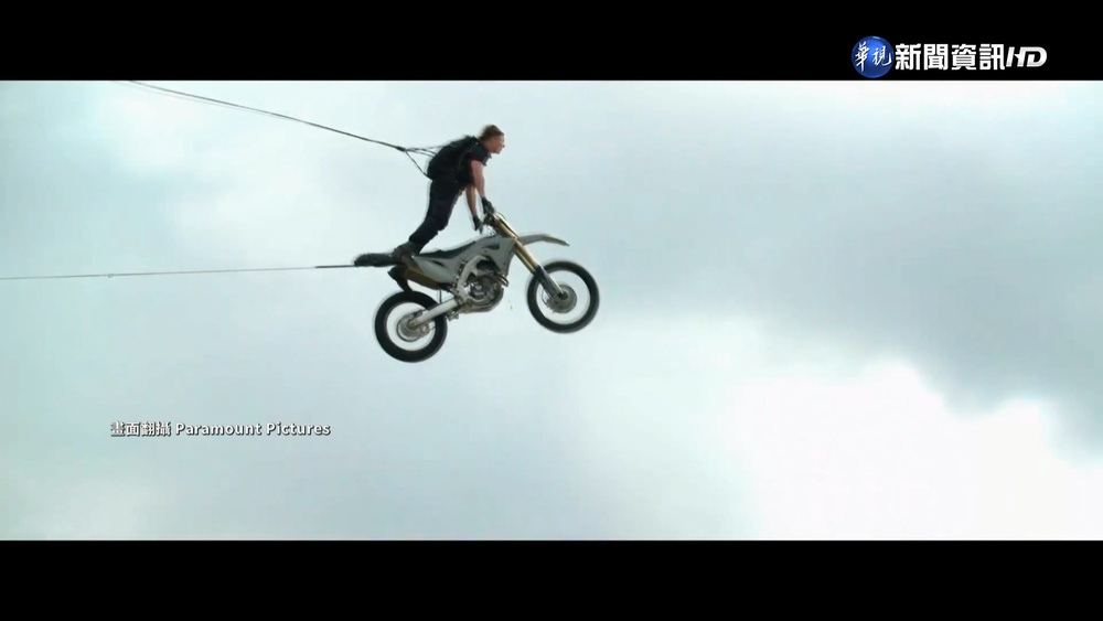 60歲阿湯哥搏命演出 為新片狂練飛車跳傘