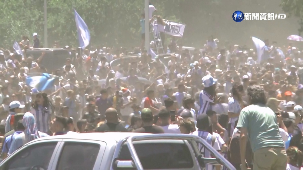 搏命追球星! 阿根廷球迷只為一睹英雄風采