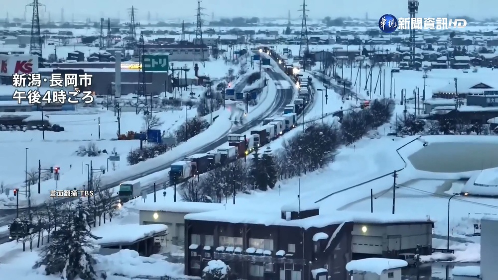 日本新潟縣大雪破紀錄! 積雪釀塞車公路癱瘓
