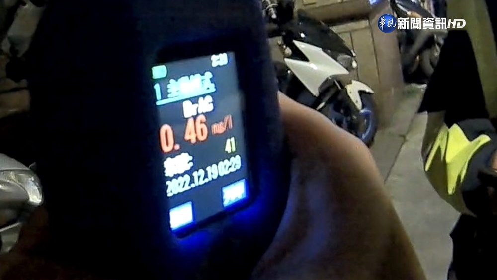 看世足"喝一杯" 男騎機車違規渾身酒氣被逮