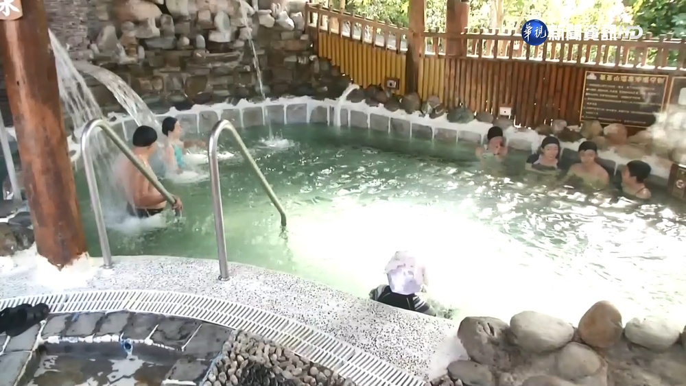 寒流發威! 泡湯暖暖身 高雄六龜湧現人潮