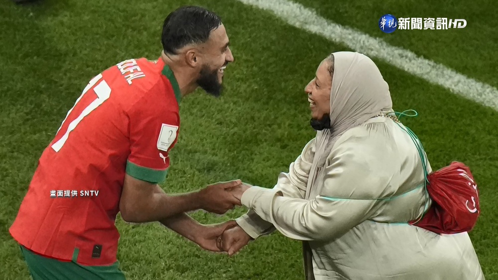 世足大黑馬溫馨延續 摩洛哥眾將牽母親領獎