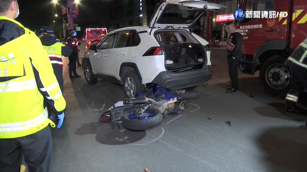 鬼切害人! 計程車突迴轉 重機女卡車底救回