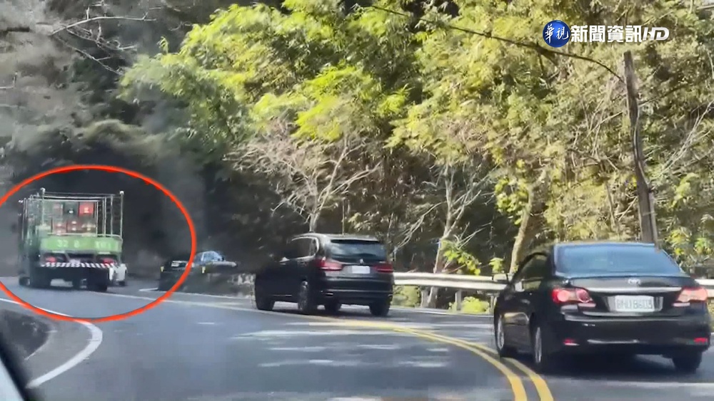 險象環生! 菜車趕送貨 飆山路"逼車又超車"