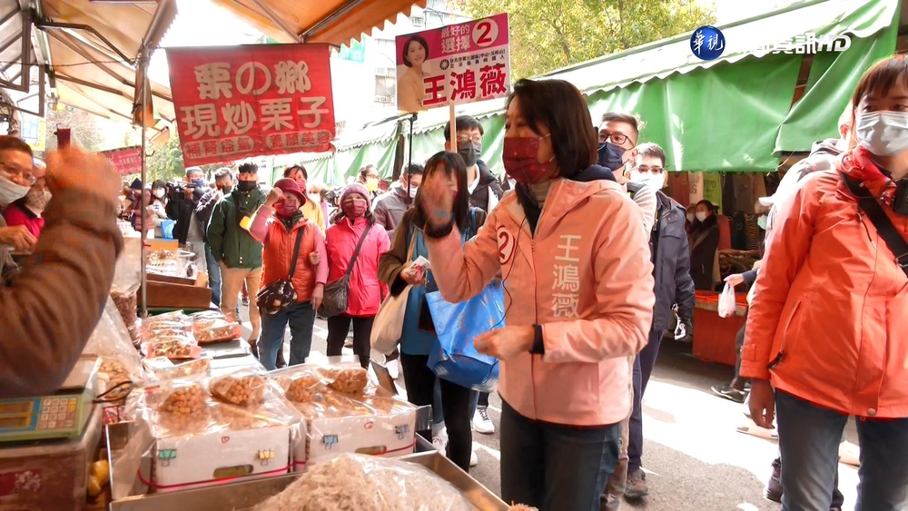立委補選倒數! 吳怡農.王鴻薇市場掃街拚人氣
