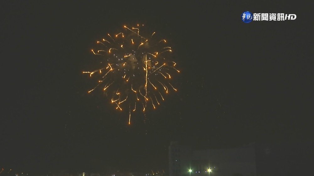 平安夜試放跨年煙火! 高雄高空花火點亮亞灣