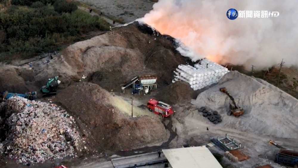 濃煙遮天! 雲林虎尾垃圾場傍晚突冒大火