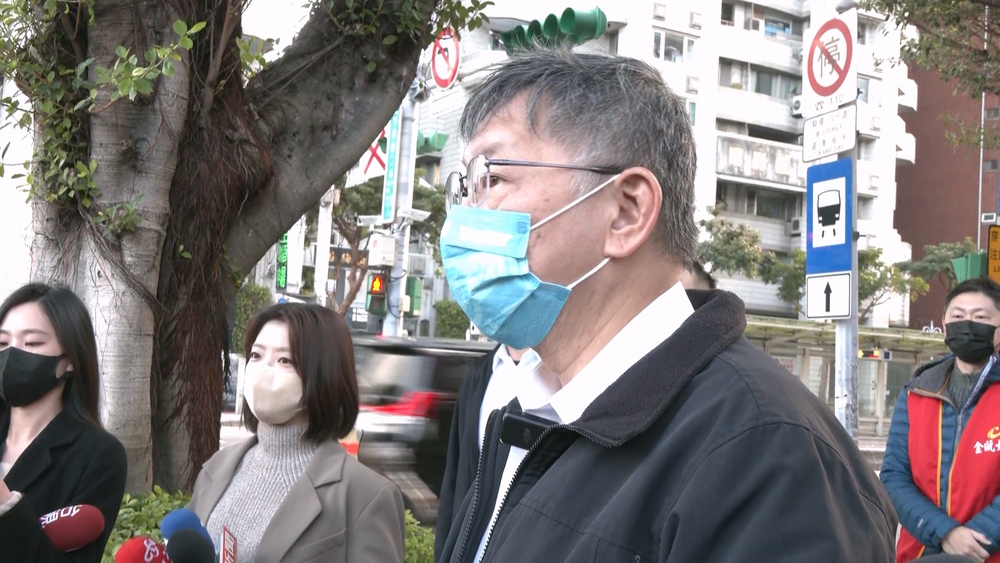 柯P回來了！柯文哲卸任穿回醫師袍 回台大上班首日從住處步行至台大醫院