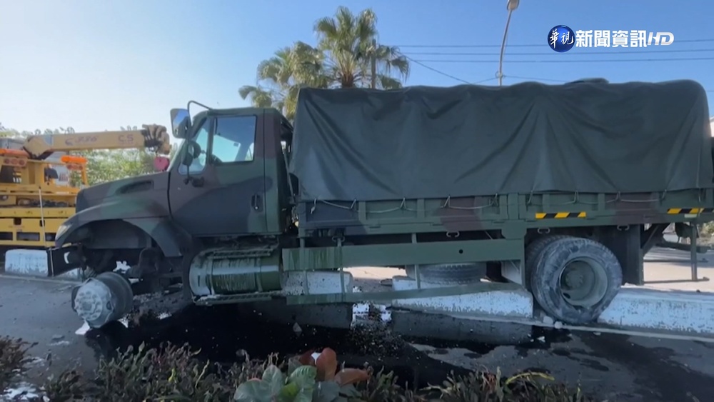 屏東軍卡驚傳自撞! 車上10官兵外傷送醫