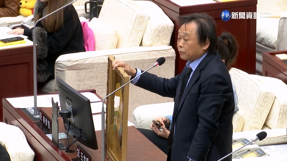 蔣萬安赴市議會 "蔣師"王世堅送蔣中正照片