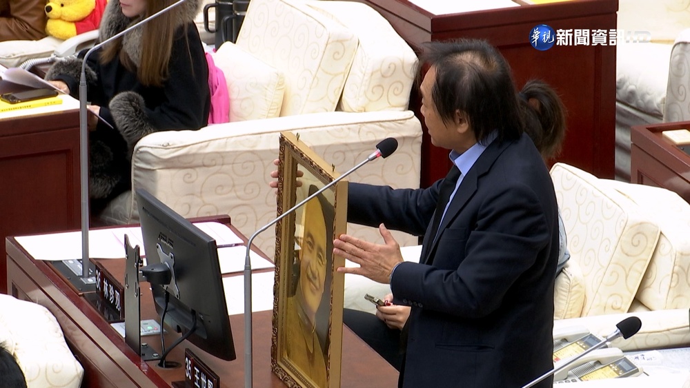 "蔣師"來送禮! 王世堅贈蔣萬安"蔣中正像"