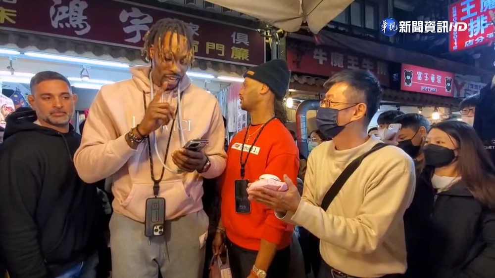 "魔獸"現身饒河街夜市 好奇"試用冰敷袋"