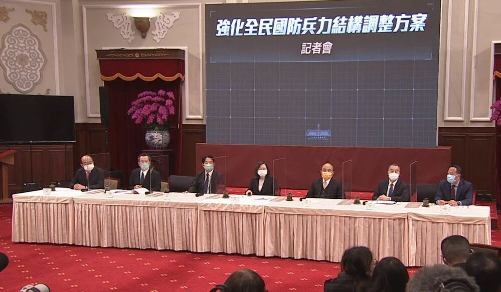 被問是否有討論「女性當兵的問題」 蔡英文：一步一步來 先解決現在的問題