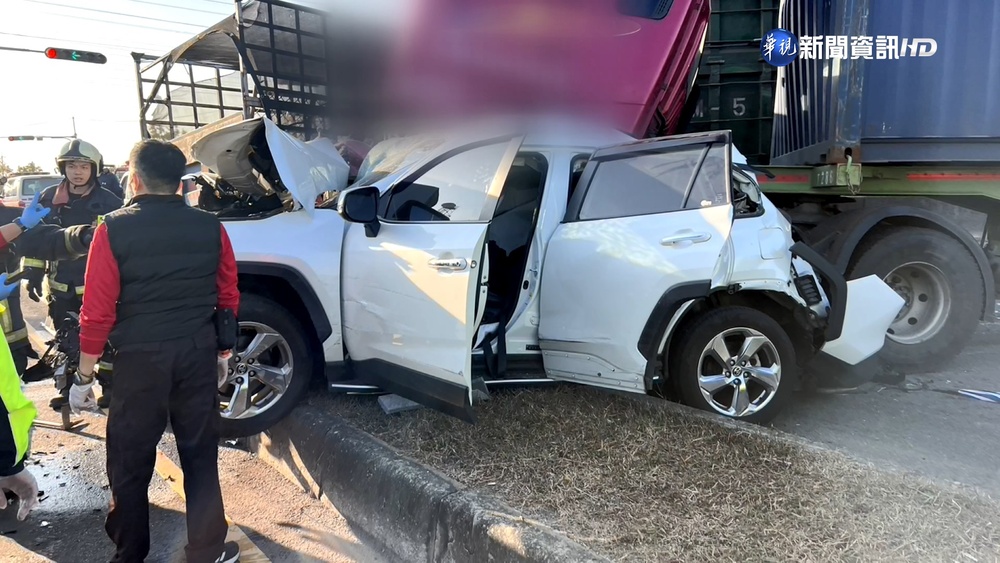 台中清水8車連環撞 女乘客困車內生命垂危