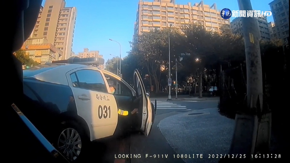 閃警車誤闖禁行機車道 騎士吃罰單900元