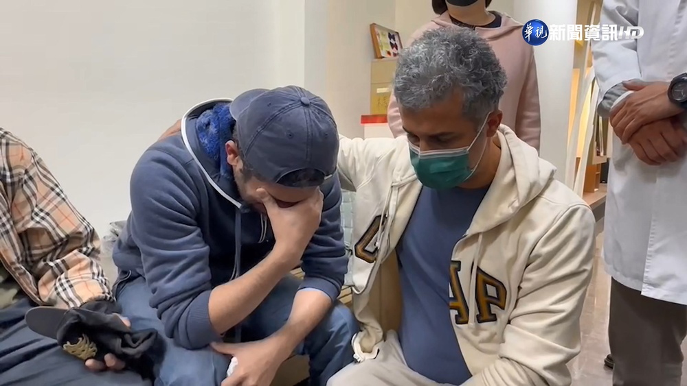 伊拉克父曬兒滿月照 孩子來不及長大翁婿淚崩