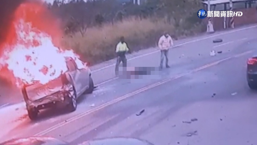 疑超車不當 車起火駕駛彈飛 路人合力救