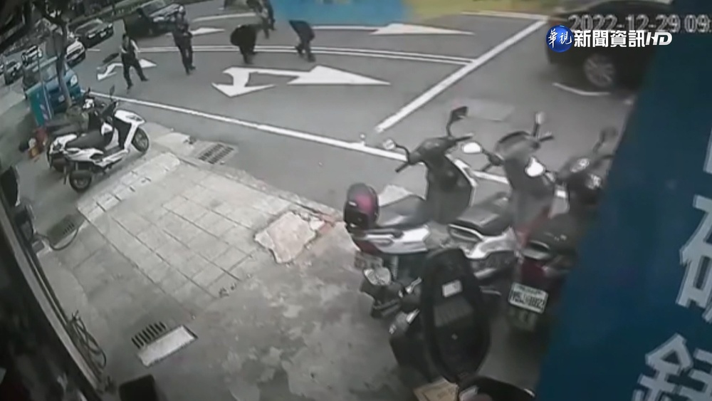 警包夾"擄人車"險遭衝撞 開11槍攔截仍逃逸