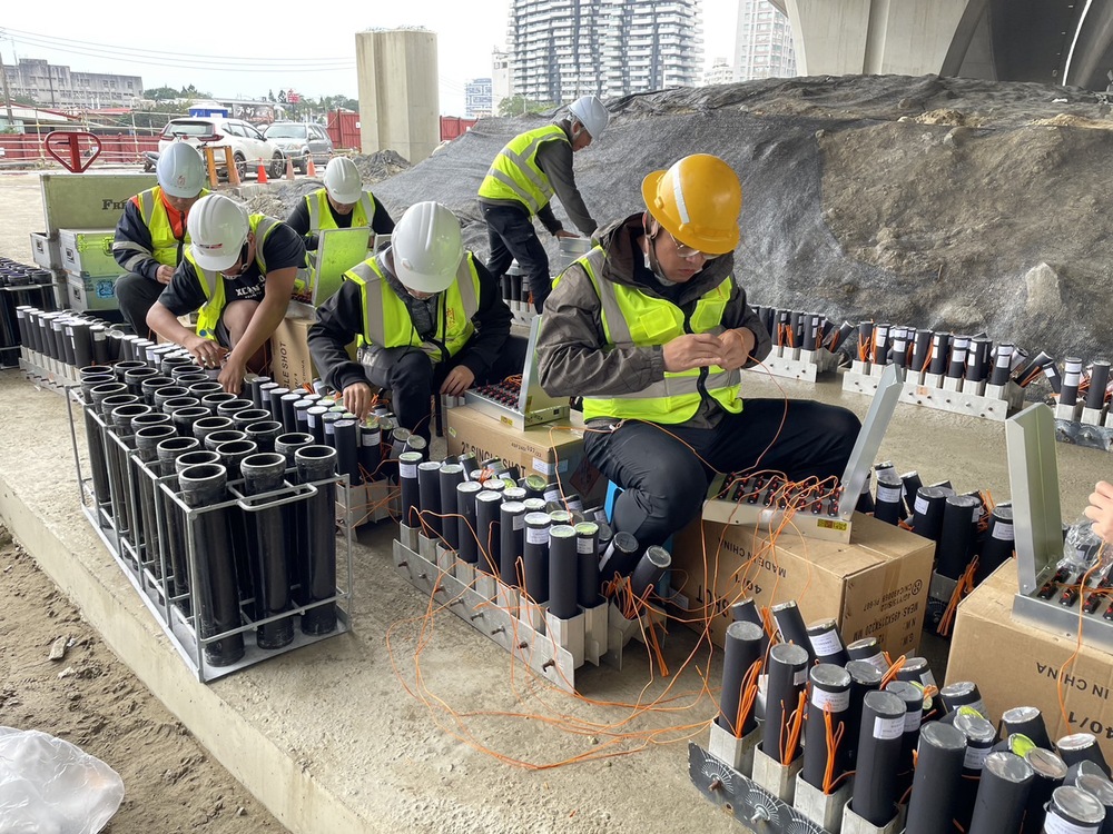 煙火師傅們全副武裝、小心翼翼的組裝煙火(圖/新北市政府)