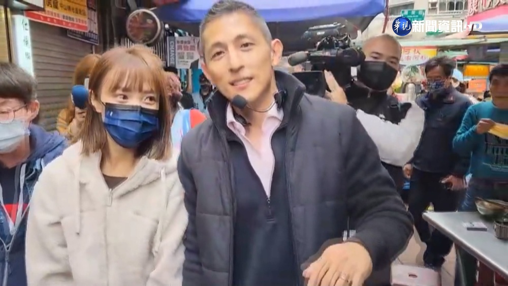 吳怡農市場掃街 "正港農婦"陪同超吸睛